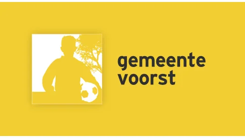 Logo van gemeente voorst op een gele achtergrond met een silhouet van een man die een voetbal vasthoudt naast een boom.