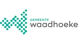 Logo van gemeente waadhoeke met aan de linkerkant een abstracte blauwgroen stippenformatie en aan de rechterkant de naam in blauwgroen tekst.