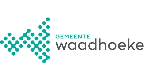 Logo van gemeente waadhoeke met aan de linkerkant een abstracte blauwgroen stippenformatie en aan de rechterkant de naam in blauwgroen tekst.