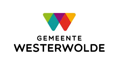Logo van gemeente westerwolde met een kleurrijke geometrische vorm boven de naam in zwarte tekst.