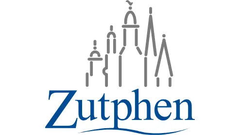 Logo van Zutphen met gestileerde lijntekeningen van historische gebouwen boven het woord "Zutphen" in blauw, met daaronder een golvende lijn die een rivier voorstelt.