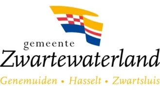 Logo van Gemeente Zwartewaterland met een gestileerde vlag boven de namen van de steden Genemuiden, Hasselt en Zwartsluis.