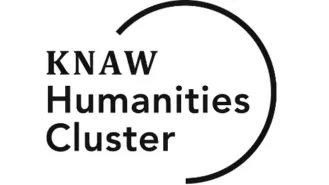 KNAW Geesteswetenschappen Clusterlogo met de organisatienaam in zwarte tekst en een zwarte gebogen lijn die een gedeeltelijke cirkel vormt.