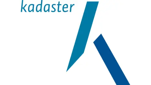Logo van het Kadaster met een gestileerde blauwe letter 'K' naast het woord 'kadaster' in lichtblauwe tekst.