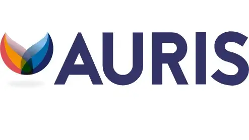 Logo van auris met een veelkleurig abstract bladontwerp naast opvallende blauwe hoofdletters die 'auris' spellen.