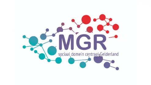 Logo van MGR Sociaal Domein Centraal Gelderland met een netwerk van verbonden stippen en lijnen in rood en blauw met het acroniem "MGR" vetgedrukt.