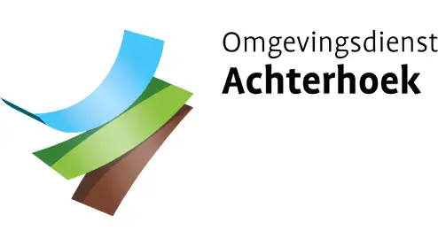 Logo van Omgevingsdienst Achterhoek met een gestileerd groen en blauw lint boven de naam van de organisatie in grijze tekst.