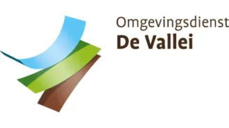 Logo van Omgevingsdienst De Vallei met een gestileerde afbeelding met blauwe, groene en bruine rondingen naast de naam van de organisatie in bruine tekst.