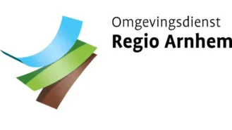 Logo van Omgevingsdienst Regio Arnhem met een abstract ontwerp met blauwe en groene rondingen boven een bruine vorm en bedrijfsnaam in zwarte tekst.
