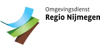 Logo van Omgevingsdienst Regio Nijmegen met een gestileerde afbeelding van een landschap met blauwe, groene en bruine lagen en de naam van de organisatie ernaast.