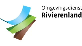 Logo van Omgevingsdienst Rivierenland met een gestileerde rivier- en landafbeelding in blauw, groen en bruin, naast de naam van de organisatie in blauwe tekst.