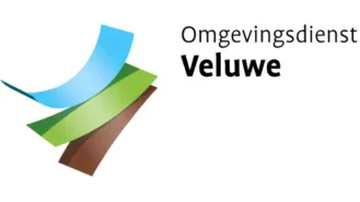Logo van Omgevingsdienst Veluwe met een gestileerd abstract ontwerp in blauw, groen en bruin naast de naam van de organisatie.