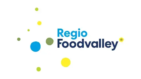 Logo van regio foodvalley, met de tekst in blauw naast veelkleurige stippen in groen, geel en blauw op een witte achtergrond.