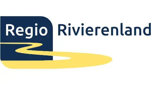 Logo van regio rivierenland met gestileerde blauwe tekst en een geel grafisch element dat lijkt op een rivier op een witte achtergrond.
