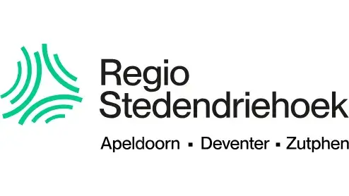 Logo van regio stedendriehoek met een gestileerde groene afbeelding en namen van de steden Apeldoorn, Deventer, Zutphen in zwarte tekst.