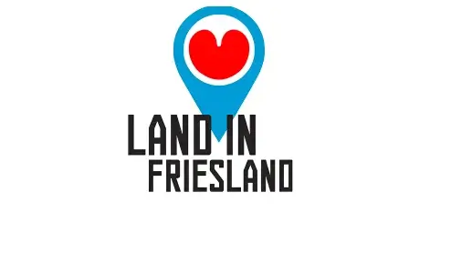 Logo voor 'land in friesland', met een blauw locatiespeldpictogram met een hart boven de tekst.