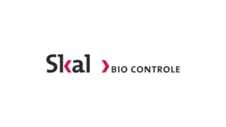 Logo voor Skal Bio Controle, met de tekst "Skal" met een rode letter "a", gevolgd door een rode pijl en de woorden "BIO CONTROLE" in het zwart.