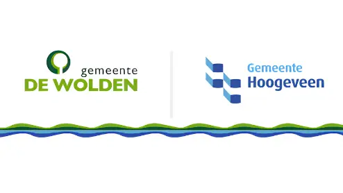 Logo's van Gemeente De Wolden en Gemeente Hoogeveen met groen en blauw golfmotief onder elk logo.