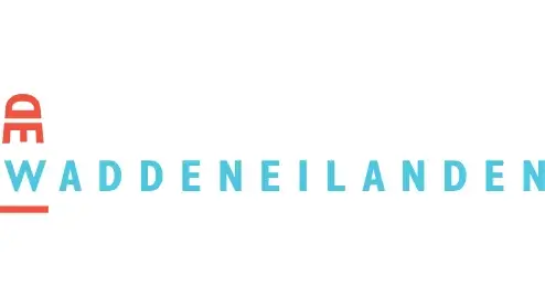 Logo van "waddeneilanden" met gestileerde tekst in lichtblauw met een rood vuurtorenpictogram als de letter "d".