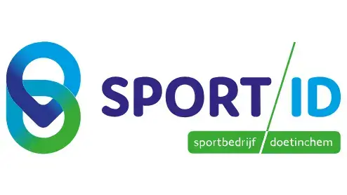 Logo van sportid met een gestileerde blauwe en groene 's' naast de tekst "sport/id" en de slogan "sportbedrijf doetinchem" in het groen.