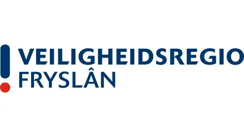 Logo van veiligheidsregio Fryslân met gestileerde tekst en een blauw-rode kleurstelling met uitroepteken.