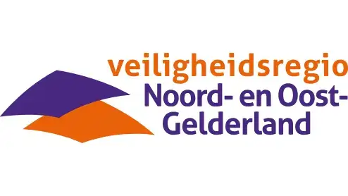 Logo van veiligheidsregio noord- en oost-gelderland met een abstract oranje en paars design met gestileerde tekst.