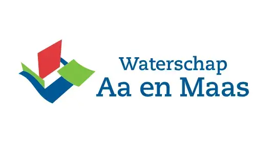 Logo van waterschap aa en maas met een abstract ontwerp van een watergolf in blauw, met rode en groene geometrische vormen erboven, naast de naam van de organisatie in blauwe tekst.