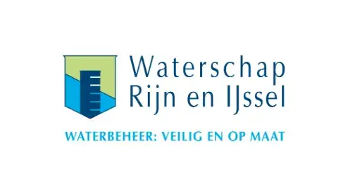 Logo van waterschap rijn en ijssel met een gestileerd waterpictogram met daaronder de tekst "waterbeheer: veilig en op maat".