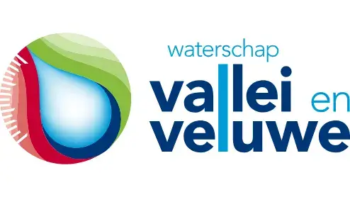 Logo van waterschap vallei en veluwe, met een gestileerde waterdruppel in een kleurrijk bolvormig ontwerp, vergezeld van de naam van de organisatie in blauwe tekst.