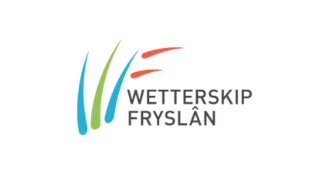 Logo van Wetterskip Fryslân met gestileerde blauwe en groene lijnen met een rood accent boven de naam in grijze tekst.