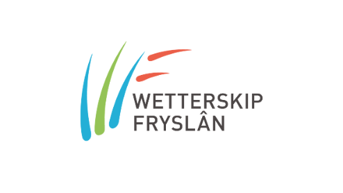 Logo van Wetterskip Fryslân met gestileerde blauwe en groene lijnen met een rood accent boven de naam in grijze tekst.