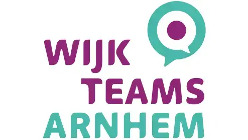 Logo van Wijkteams Arnhem met paarse en blauwgroen tekst en een tekstballonpictogram met een locatiemarkering.