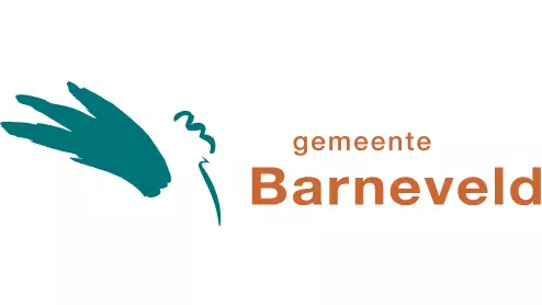 Logo van de Gemeente Barneveld, met een gestileerde groene kippenkop naast de tekst "gemeente Barneveld" in oranje.