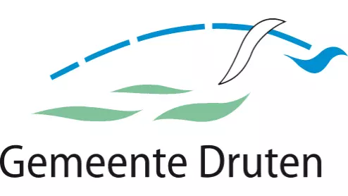 Logo van Gemeente Druten met een gestileerde blauwe vogel die over groene golven vliegt, met daaronder de naam "Gemeente Druten" in zwarte tekst.