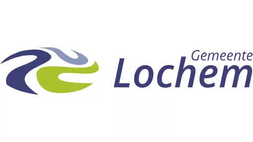 Logo van Gemeente Lochem met een abstract groen en blauw wervelontwerp naast het woord "Lochem" in donkerblauw lettertype.