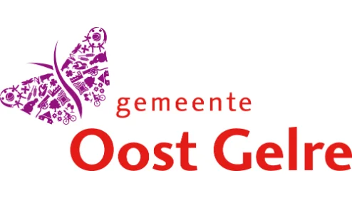 Logo van de Gemeente Oost Gelre met een rode tekst "Oost Gelre" en een paarse vlinder met patroon aan de linkerkant.