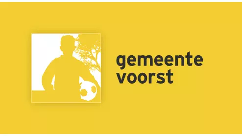 Logo van gemeente voorst op een gele achtergrond met een silhouet van een man die een voetbal vasthoudt naast een boom.