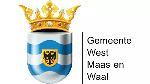 Wapenschild voorzien van blauwe en witte strepen met in het midden een schild met een zwarte adelaar, bekroond door een gouden kroon, naast de tekst "Gemeente West Maas en Waal.