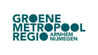 Logo van Groene Metropoolregio Arnhem Nijmegen, met de naam in verschillende tinten groen.