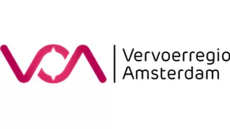 Logo van Vervoerregio Amsterdam, met een gestileerde roze "V" met een golfvormontwerp, gevolgd door verticale lijnen en zwarte tekst.