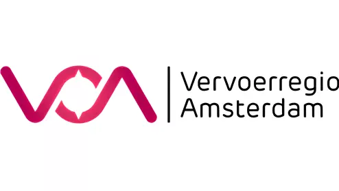 Logo van Vervoerregio Amsterdam, met een gestileerde roze "V" met een golfvormontwerp, gevolgd door verticale lijnen en zwarte tekst.