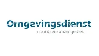 Logo van Omgevingsdienst Noordzeekanaalgebied, met de naam in gestileerde blauwe tekst met een golfpatroon erdoorheen op een witte achtergrond.