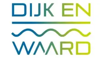 Logo met de tekst "Dijk en Waard" in de kleuren blauw en groen, en golvende lijnen die de woorden scheiden.