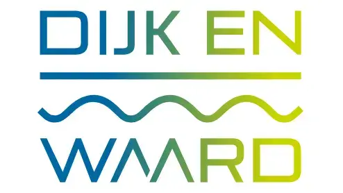 Logo met de tekst "Dijk en Waard" in de kleuren blauw en groen, en golvende lijnen die de woorden scheiden.