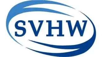 Logo met de letters "SVHW" in opvallend blauw, gecentreerd in een blauw en wit wervelend ovaal ontwerp.