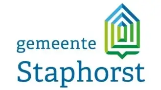 Logo van de gemeente Staphorst met de tekst "gemeente Staphorst" naast een groen en blauw geometrisch ontwerp.