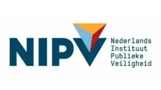 NIPV-logo met een overlay van een driekleurige driehoek. De tekst ernaast luidt "Nederlands Instituut Publieke Veiligheid", wat zich vertaalt naar "Nederlands Instituut voor Publieke Veiligheid".