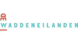 De afbeelding toont een logo met het woord "Waddeneilanden" in blauwe hoofdletters. Links staat een rode gestileerde vuurtoren.