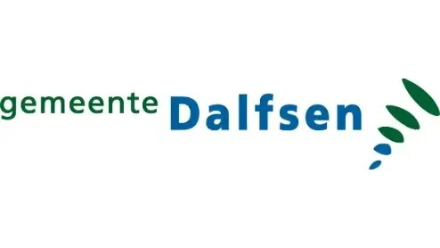 Logo van de gemeente Dalfsen met de naam in blauwe en groene tekst en een reeks groen-blauwe bladachtige vormen diagonaal gerangschikt.