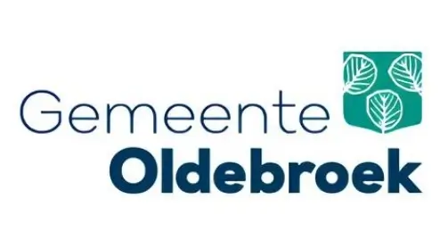 Logo van Gemeente Oldebroek met de naam in blauwe tekst en een schildembleem met drie witte bladeren op een groene achtergrond.